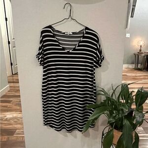 Anistar Black and White Relaxed T-Shirt Midi Dress
